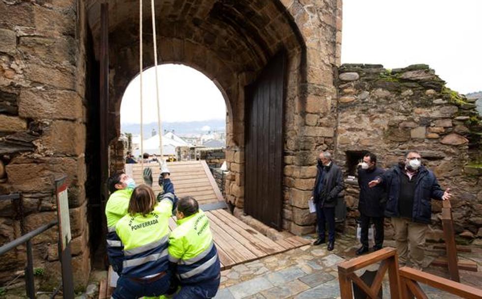 El alcalde de Ponferrada, Olegario Ramón (3D), inaugura la obra de reparación del puente de entrada al Castillo de los Templarios, acompañado por el arquitecto director de los trabajos, Fernando Cobos (D).