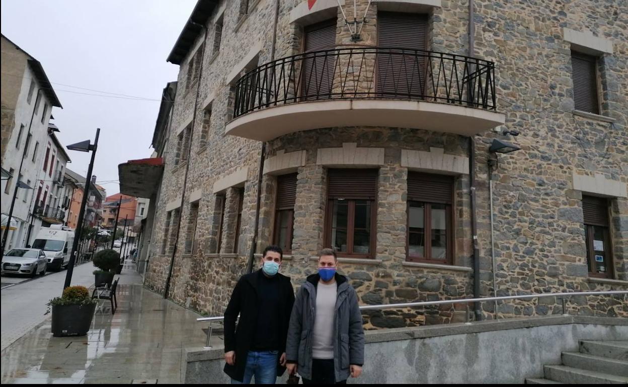 El portavoz de CB en Toreno (I), Óscar Macía, junto al secretario general de la formación (D), Iván Alonso.