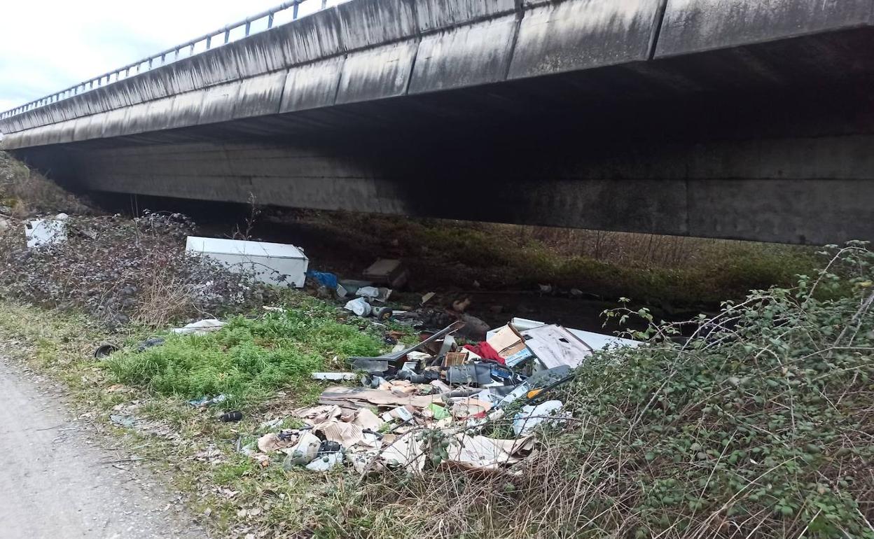 Imagen del vertedero que, según el equipo de Gobierno de Carracedelo, no está en su término municipal.