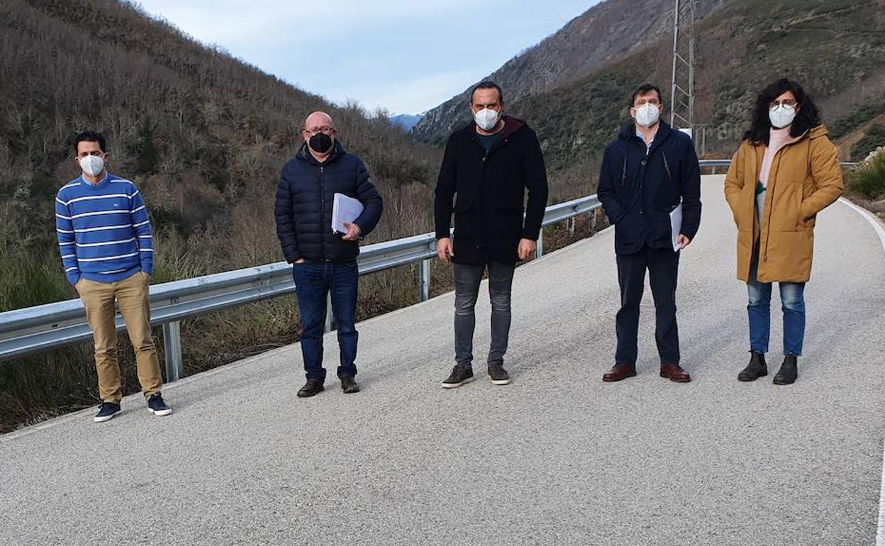 Instalación de barreras en una de las carreteras provinciales.