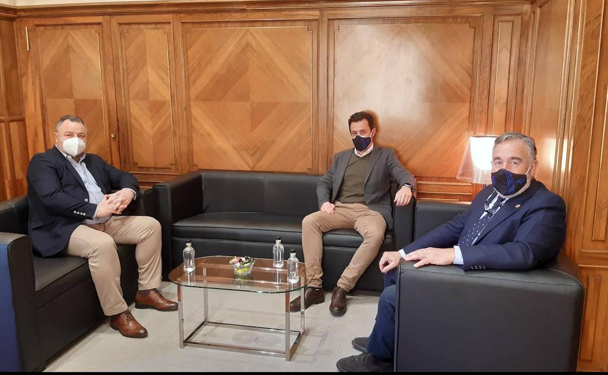 Reunión del presidente de la Diputación (I) con los responsables de la SD Ponferradina. 