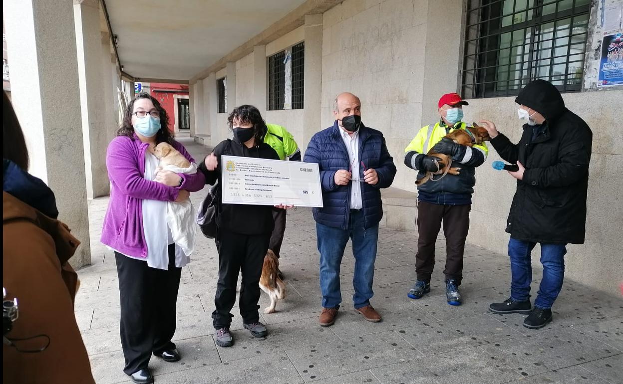 El concejal del Común, Protección y Salubridad Animal y Coordinación de Alcaldías de Barrio, Jesús López, con representantes de la asociación 'Peludines Sin Suerte'.