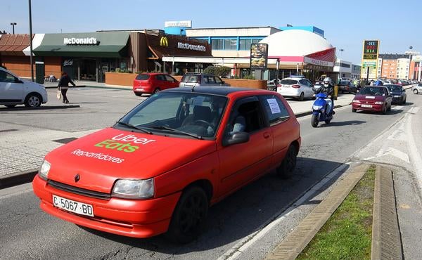 Una quincena de repartidores y ‘riders’ de plataformas digitales como Glovo y Uber Eats participaron este miércoles en Ponferrada en una sonora protesta contra el proyecto de ley que pretende regular el sector y que busca convertir en asalariados a estos trabajadores que hasta el momento desarrollan su actividad bajo el régimen de autónomos.