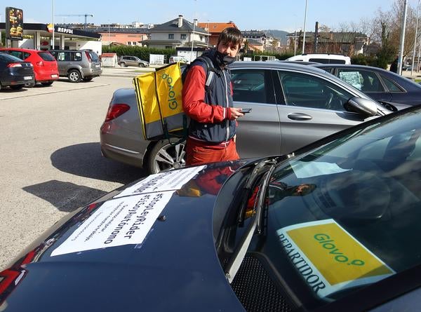 Una quincena de repartidores y ‘riders’ de plataformas digitales como Glovo y Uber Eats participaron este miércoles en Ponferrada en una sonora protesta contra el proyecto de ley que pretende regular el sector y que busca convertir en asalariados a estos trabajadores que hasta el momento desarrollan su actividad bajo el régimen de autónomos.