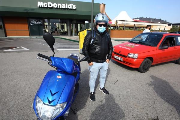 Una quincena de repartidores y ‘riders’ de plataformas digitales como Glovo y Uber Eats participaron este miércoles en Ponferrada en una sonora protesta contra el proyecto de ley que pretende regular el sector y que busca convertir en asalariados a estos trabajadores que hasta el momento desarrollan su actividad bajo el régimen de autónomos.