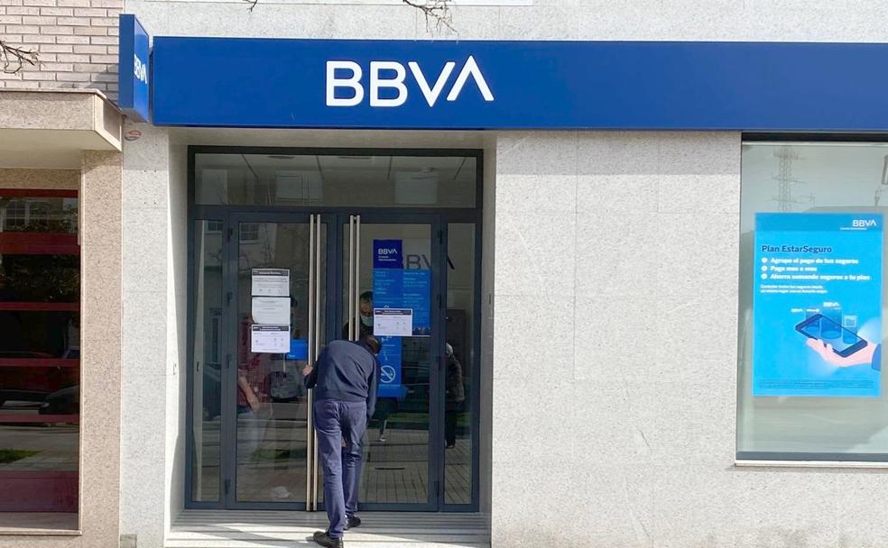 Imagen de la sucursal de del BBVA en la Avenida de Galicia de Ponferrada en la que se ha producido el atraco.