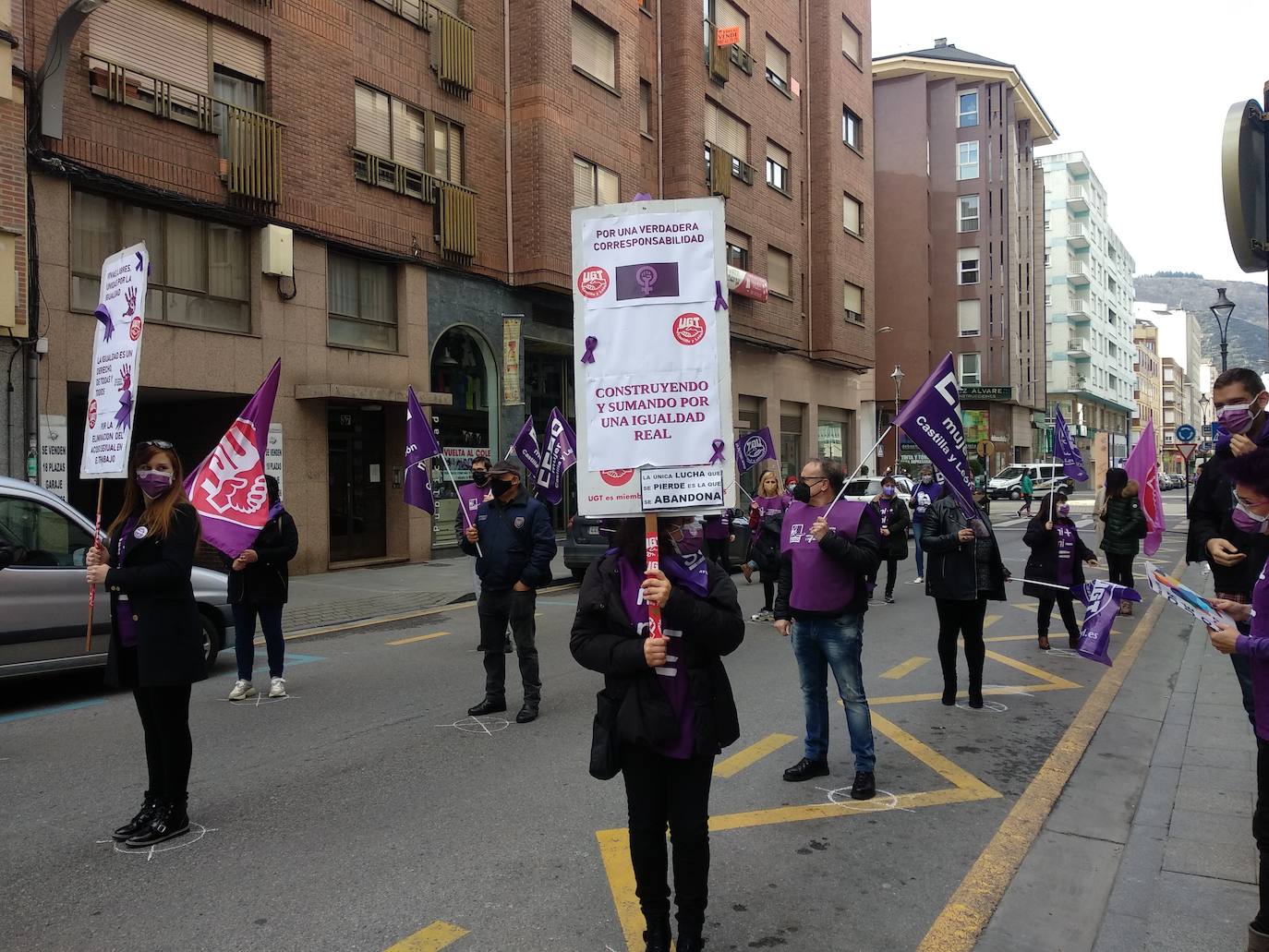 Fotos: UGT y CCOO celebran en Ponferrada el Día Internacional de la Mujer