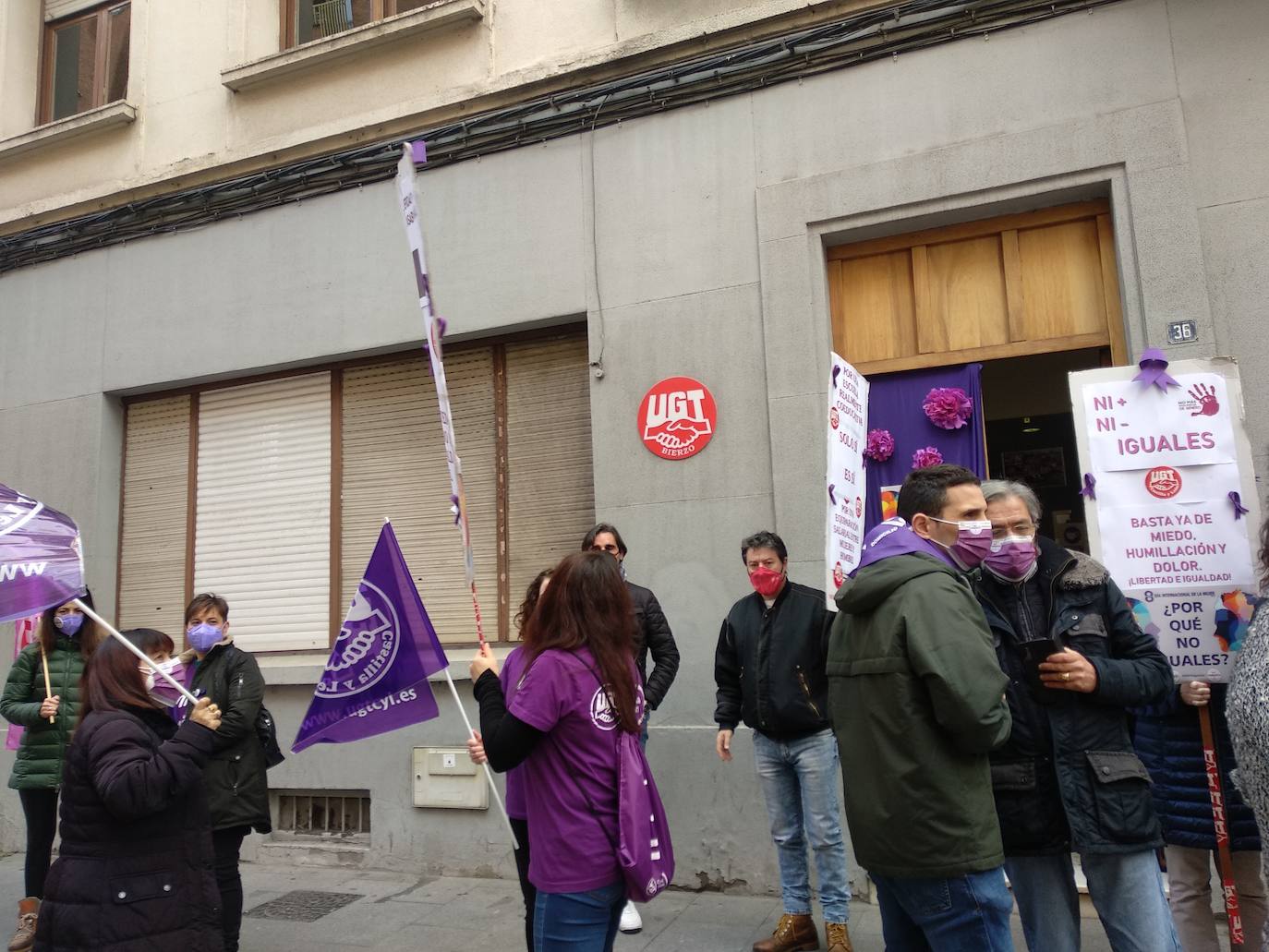 Fotos: UGT y CCOO celebran en Ponferrada el Día Internacional de la Mujer
