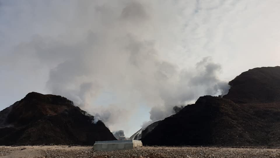 Fotos: Arden las pilas de biomasa acumuladas en la planta de Forestalia de Cubillos del Sil