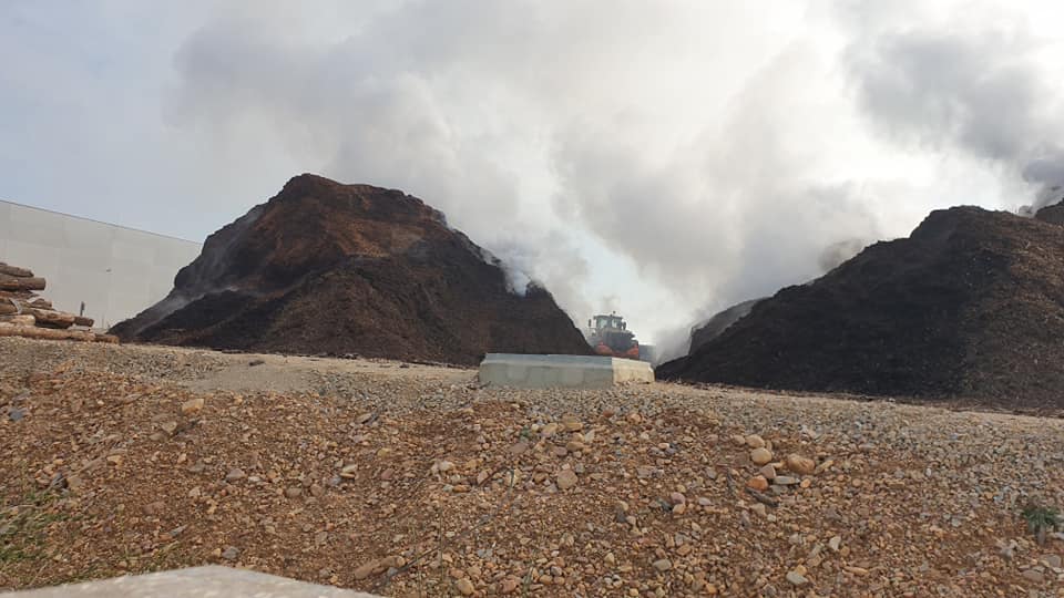 Fotos: Arden las pilas de biomasa acumuladas en la planta de Forestalia de Cubillos del Sil