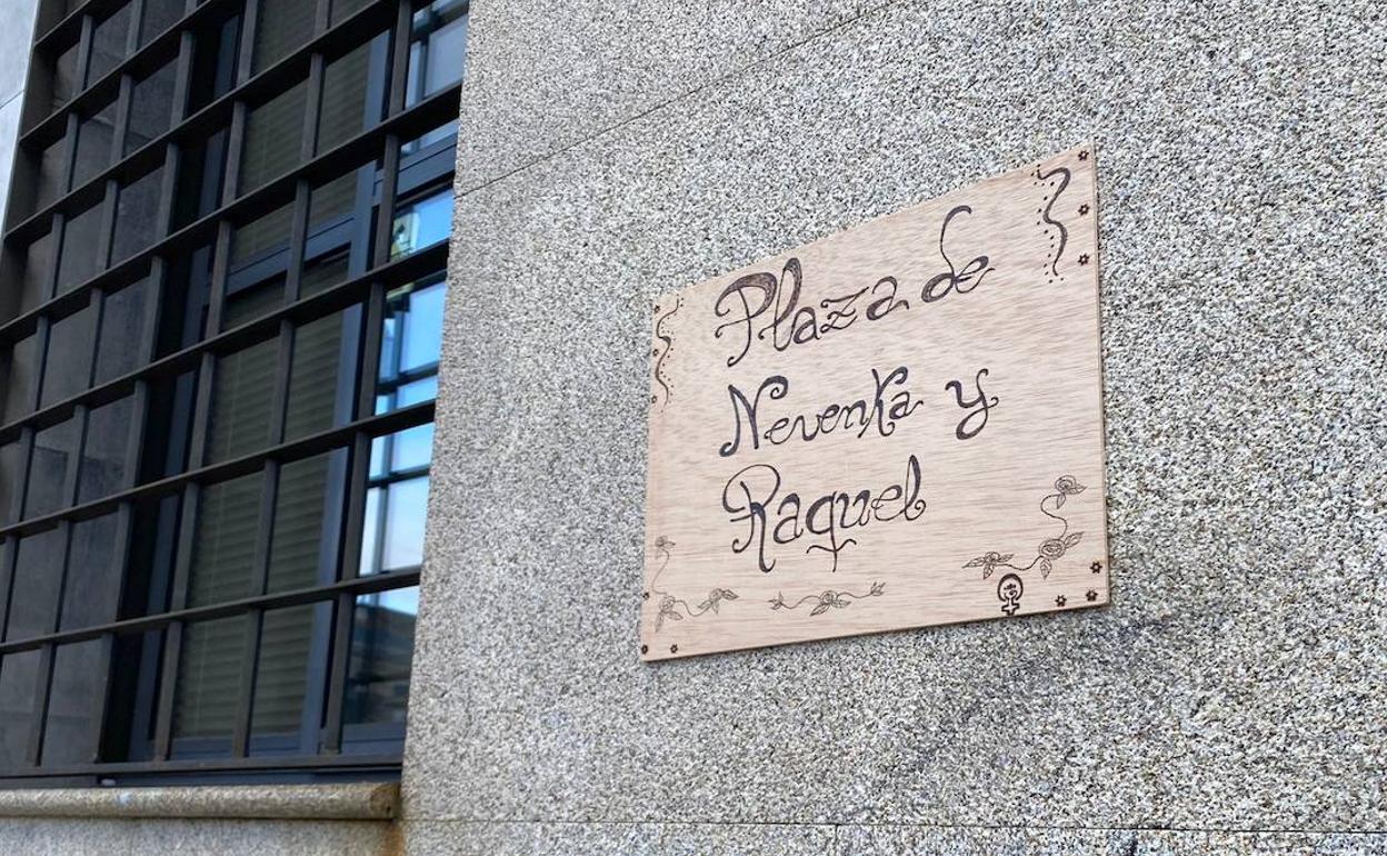 Cartel que dedica la plaza del Ayuntamiento de Ponferrada a Nevenka y Raquel.