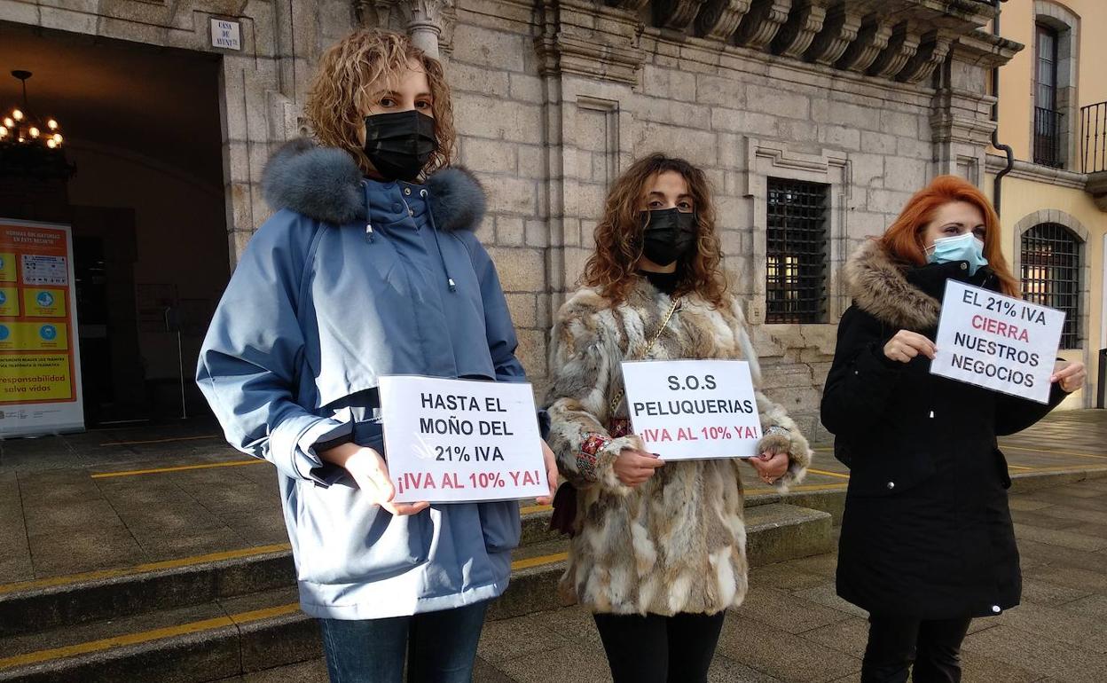 Protesta del sector de peluquería y estética del Bierzo y Laciana en la plaza del Ayuntamiento de Ponferrada.