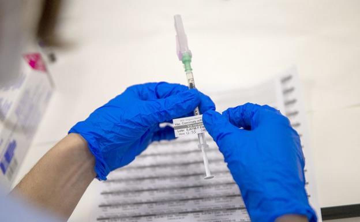 Una enfermera prepara una vacuna contra la COVID-19.