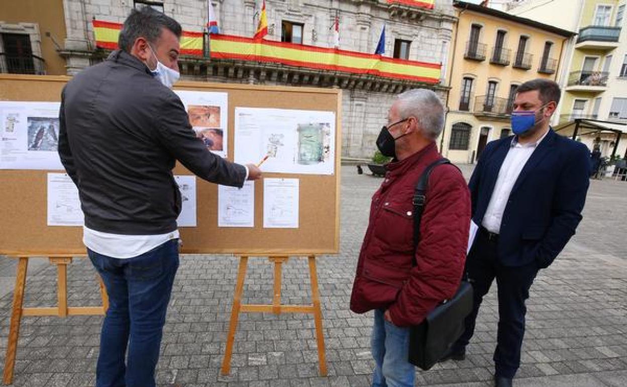 El historiador Artemio Martínez (C), junto al arqueólogo Marcos Muñoz (I) y el concejal de Medio Rural Iván Alonso (D), en la presentación.