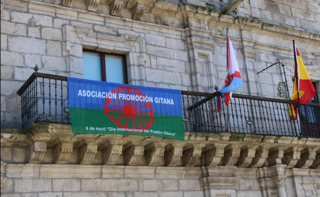 La bandera del pueblo gitano ondea en el balcón del Ayuntamiento de Ponferrada en conmemoración de su día internacional.