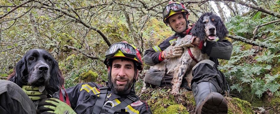 Los dos bomberos tras rescatar a Cairo y Oslo.