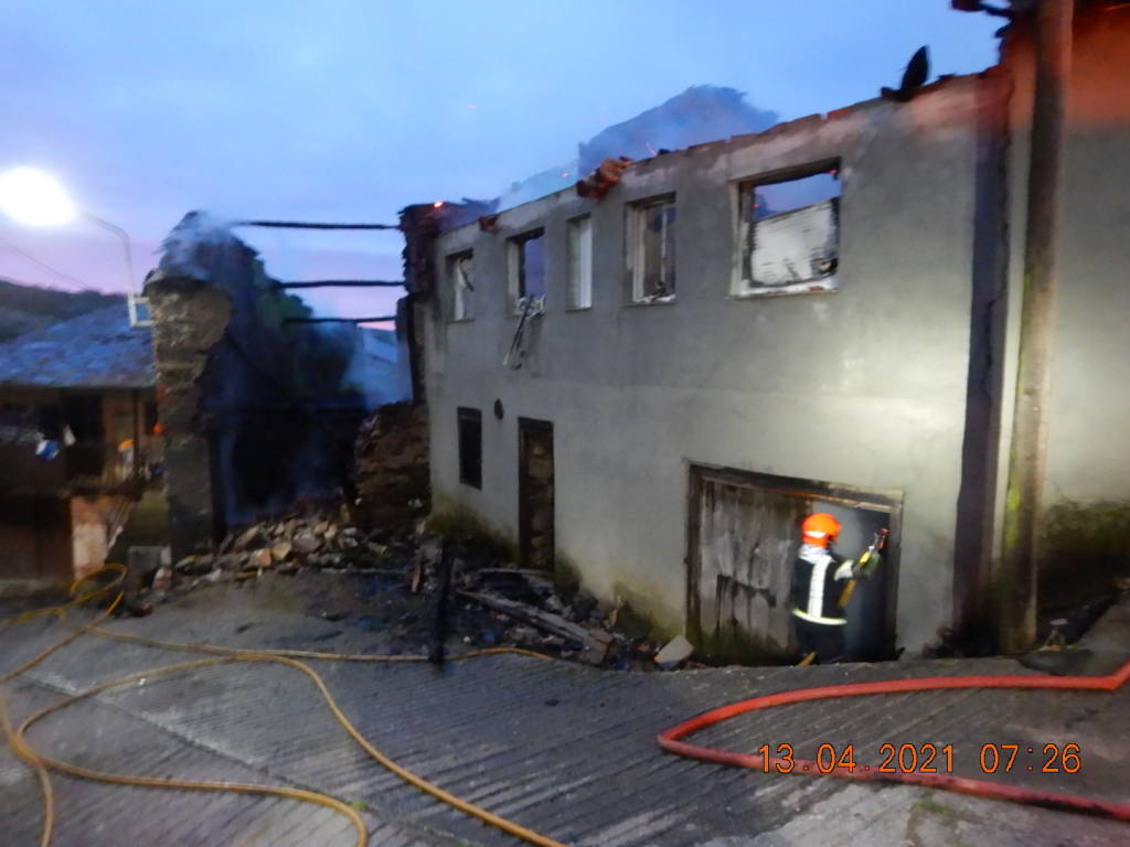Fotos: Un incendio calcina una vivienda y dos edificaciones anexas en la localidad berciana de Hornija