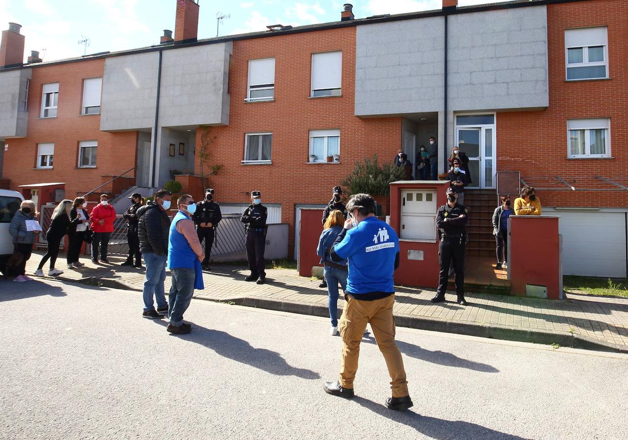 Desahucio en una vivienda del barrio ponferradino de Compostilla (León).