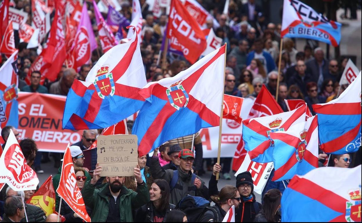 Banderas del Bierzo en una manifetación en Ponferrada.