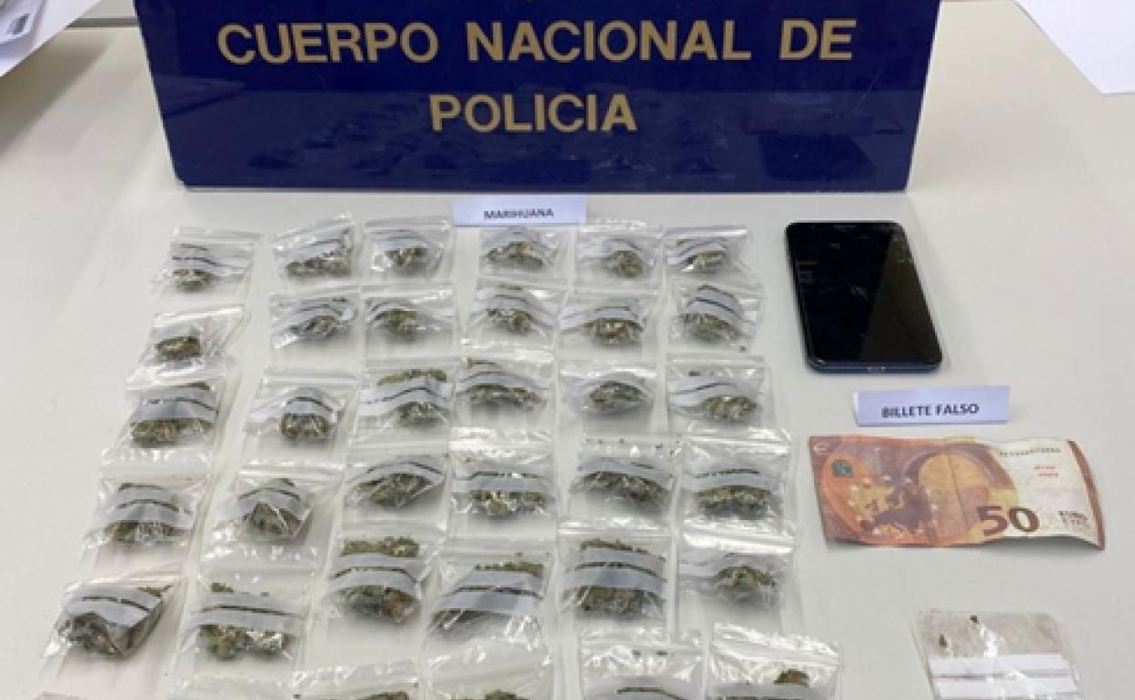 Droga, dinero y objetos intervenidos al detenido.