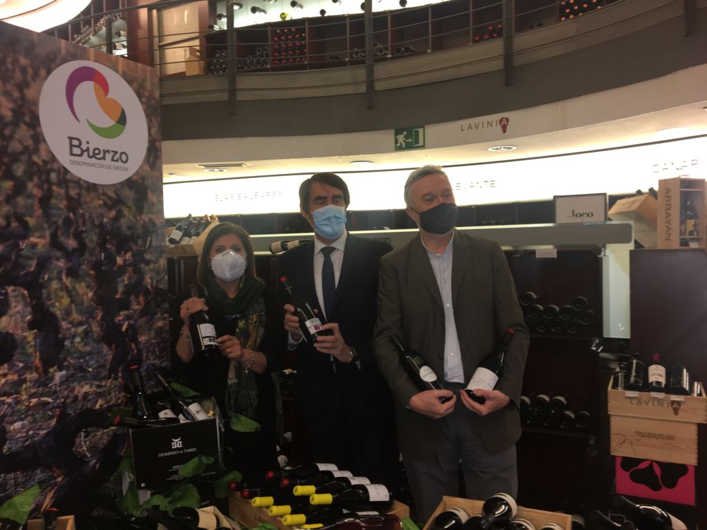 El consejero Juan Carlos Suárez-Quiñones, en su condición de consejero de Agricultura, Ganadería y Desarrollo Rural, ha visitado la promoción que, de la mano de Tierra de Sabor, se está haciendo de los vinos del Bierzo en la prestigiosa tienda Lavinia situada en la calle Ortega y Gasset de Madrid, el local del centro comercial de Moraleja Green en Alcobendas y su página web, www.lavinia.es.