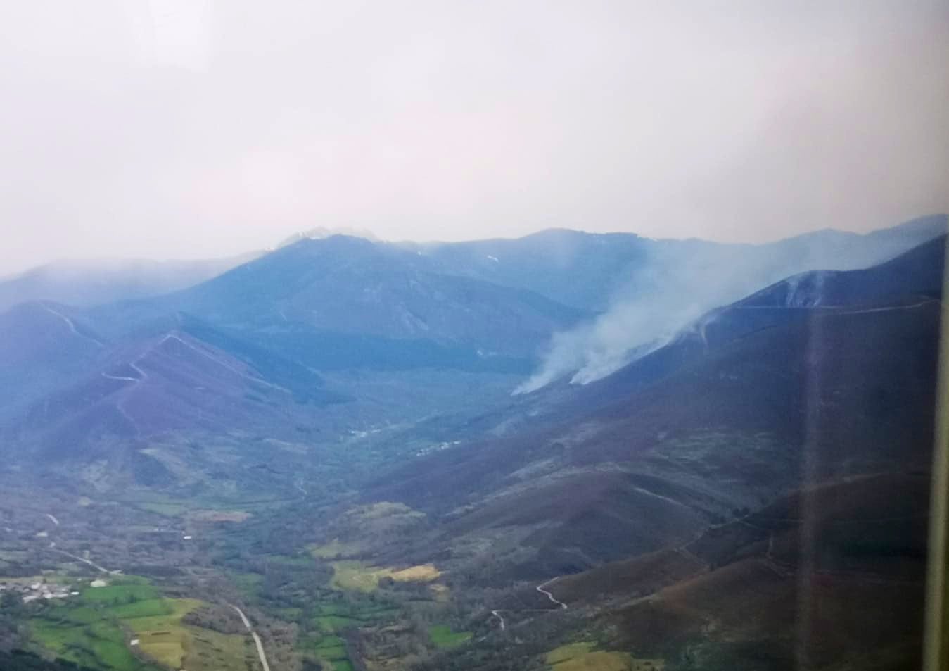 Medios aéreos y terrestres trabajan en un incendio intencionado declarado en la noche de este domingo en Suertes. El fuego arrancó pasadas las 20.00 horas en una zona cercana al río y afecta a una ladera de monte bajo. 