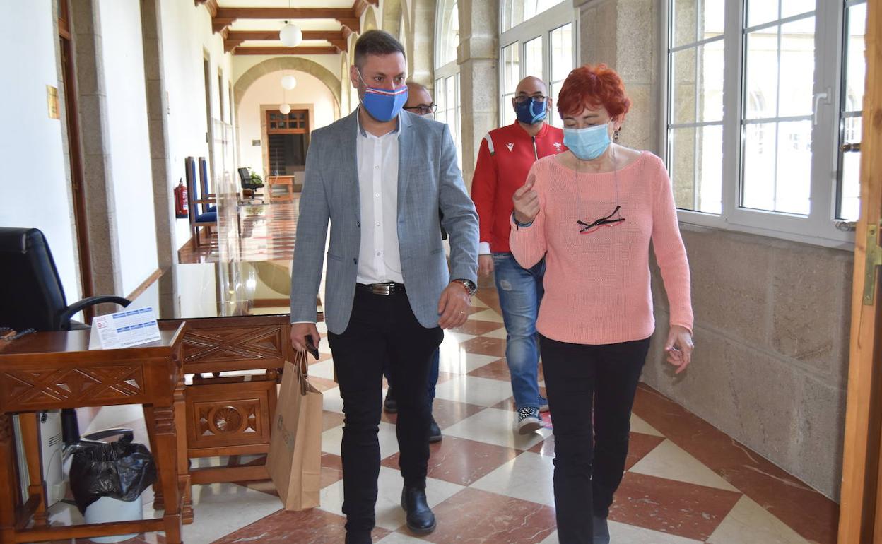 Iván Alonso, junto a la vicepresidenta de la Diputación de Lugo, Maite Ferreiro.