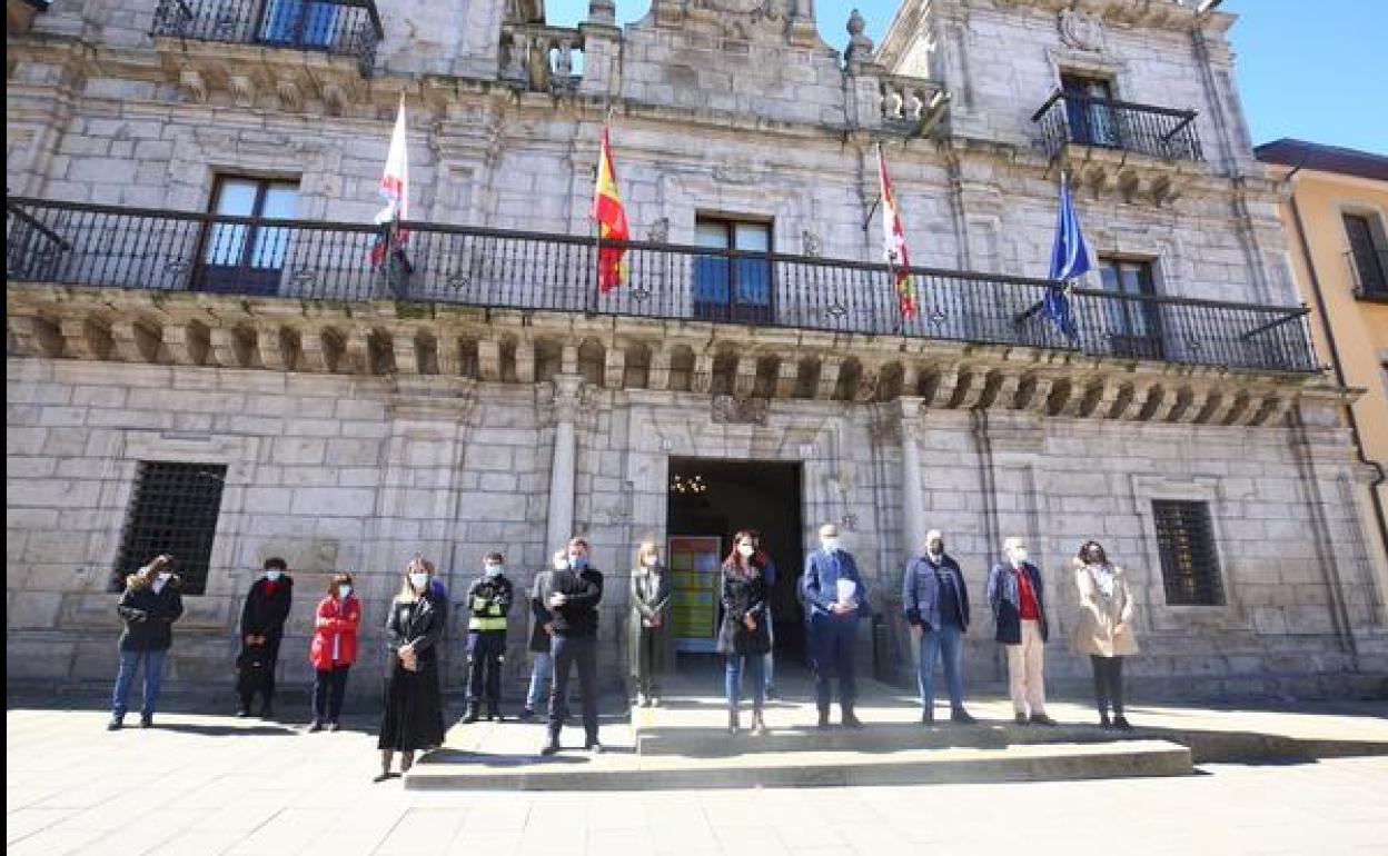 Minuto de silencio en el Ayuntamiento de Ponferrada por la última víctima de violencia machista en Mansilla de las Mulas. 