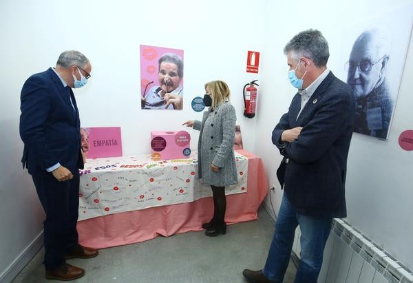 El centro asociado de la Universidad Nacional de Educación a Distancia (Uned) en Ponferrada acogió este martes el acto de inauguración de la exposición artística '¿Excluirme tú? ¡A mi edad!', una muestra reivindicativa que busca poner a las personas mayores «en primer plano»