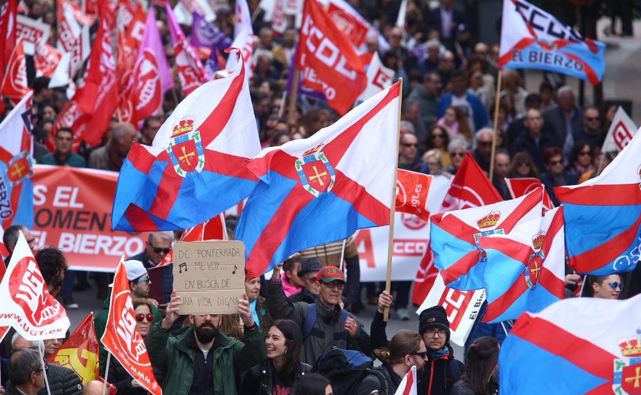 Banderas del Bierzo en una manifestación por el futuro del Bierzo en Ponferrada.