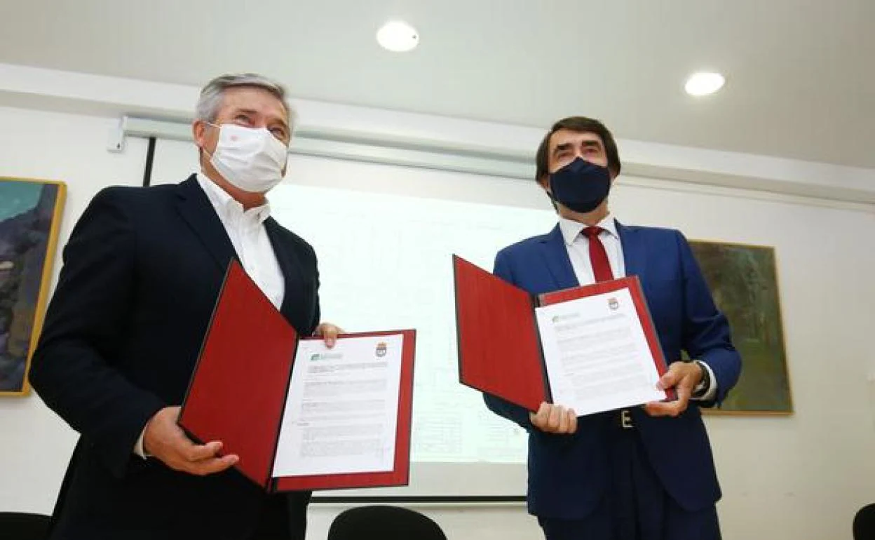 El consejero de Fomento y Medio Ambiente, Juan Carlos Suárez-Quiñones (D), junto al alcalde de Carracedelo (León), Raúl Valcarce (I), durante la presentación del convenio para la promoción de vivienda protegida para jóvenes.