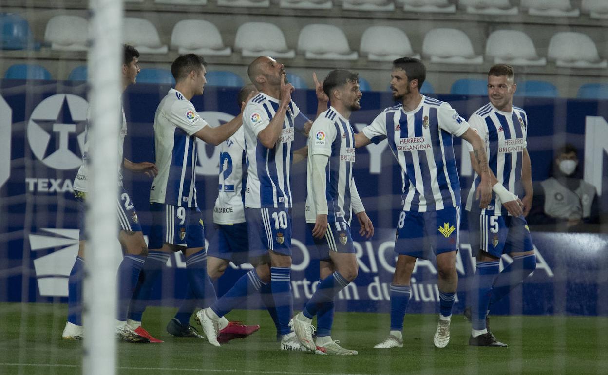 Los jugadores de la Deportiva celebran un gol.