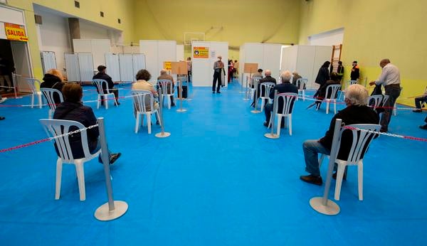 El nuevo espacio habilitado por el Ayuntamiento de Ponferrada en la sala polivalente del complejo deportivo Lydia Valentín para llevar a cabo la vacunación masiva contra el COVID-19 recibió en su primera hora abierto al público a un total de 253 personas, explicó el jefe del operativo de vacunas de la Gerencia de Asistencia Sanitaria del Bierzo (Gasbi), Antonio Quiroga. Según las previsiones, 5.000 personas de entre 70 y 74 años pasarán entre hoy y mañana por estas instalaciones para recibir la primera dosis.