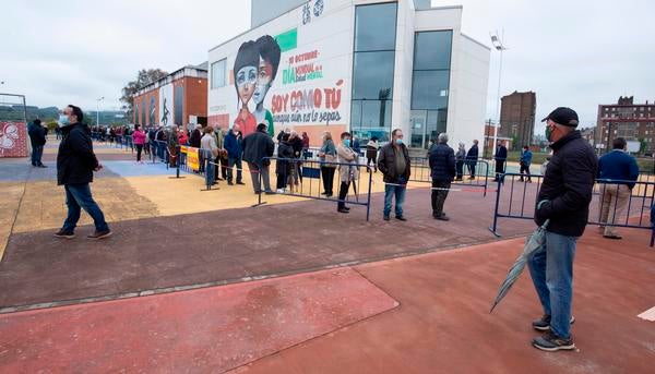 El nuevo espacio habilitado por el Ayuntamiento de Ponferrada en la sala polivalente del complejo deportivo Lydia Valentín para llevar a cabo la vacunación masiva contra el COVID-19 recibió en su primera hora abierto al público a un total de 253 personas, explicó el jefe del operativo de vacunas de la Gerencia de Asistencia Sanitaria del Bierzo (Gasbi), Antonio Quiroga. Según las previsiones, 5.000 personas de entre 70 y 74 años pasarán entre hoy y mañana por estas instalaciones para recibir la primera dosis.