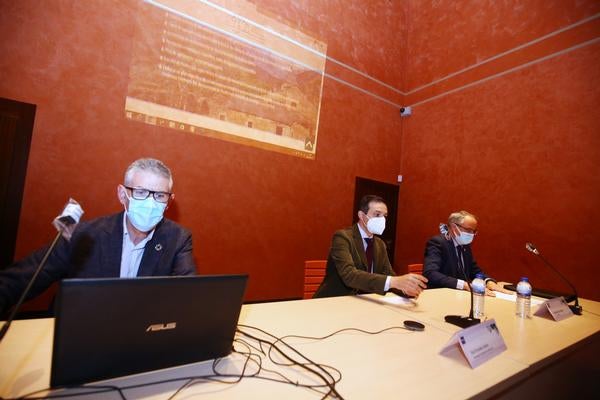 El viceconsejero de Cultura, Raúl Fernández Sobrino (I), junto al alcalde de Ponferrada, Olegario Ramón (D), en la inauguración de la jornada.