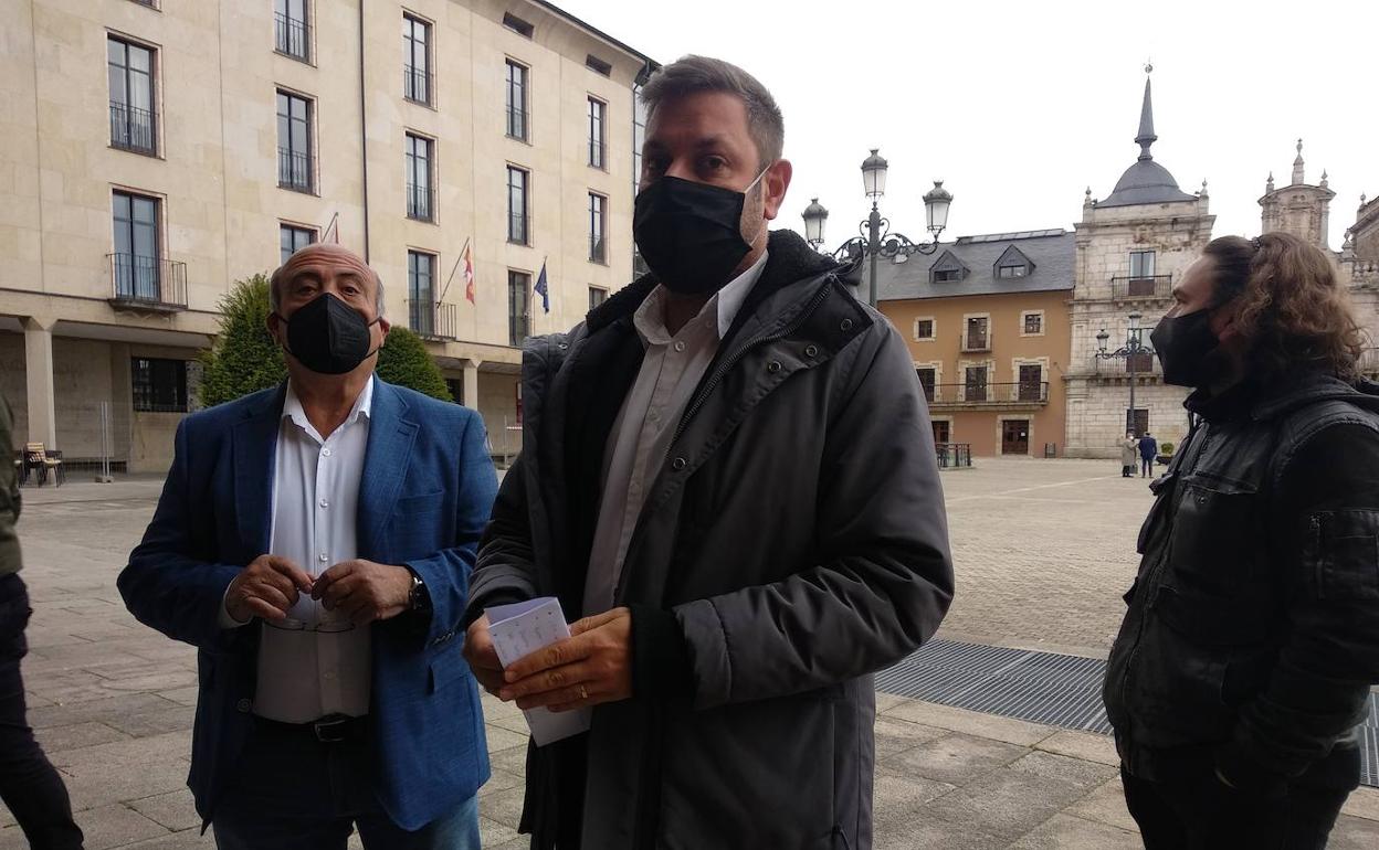 El portavoz municipal de CB, Iván Alonso (C), durante su comparecencia en la plaza del Ayuntamiento de Ponferrada.