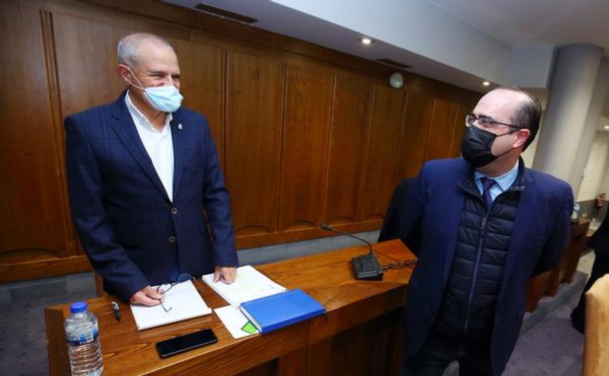 El portavoz del grupo de no adscritos, Manuel de la Fuente (I), junto al portavoz del grupo popular, Marco Morala (D), durante el pleno ordinario del Ayuntamiento de Ponferrada.