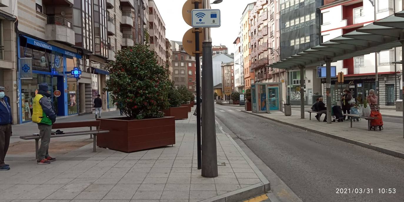 Los ponferradinos disponen ya de wifi gratis en las calles de la ciudad. Ponferrada ha activado un total de diez enclaves en lo que se permite la conexión gratuita para navegar por la red. Tan solo se necesario conectarse en la clave dispuesta al efecto WIFI4EU únicamente pinchando. «El acceso es muy sencillo y ya puede ser utilizado por todos», indicó la concejala de Territorio Inteligente, Mabel Fernández