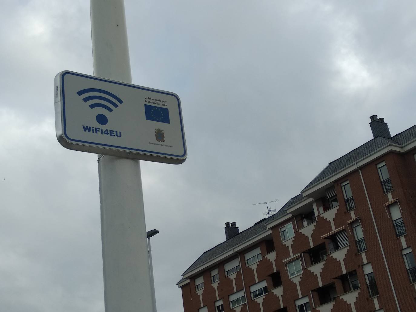 Los ponferradinos disponen ya de wifi gratis en las calles de la ciudad. Ponferrada ha activado un total de diez enclaves en lo que se permite la conexión gratuita para navegar por la red. Tan solo se necesario conectarse en la clave dispuesta al efecto WIFI4EU únicamente pinchando. «El acceso es muy sencillo y ya puede ser utilizado por todos», indicó la concejala de Territorio Inteligente, Mabel Fernández
