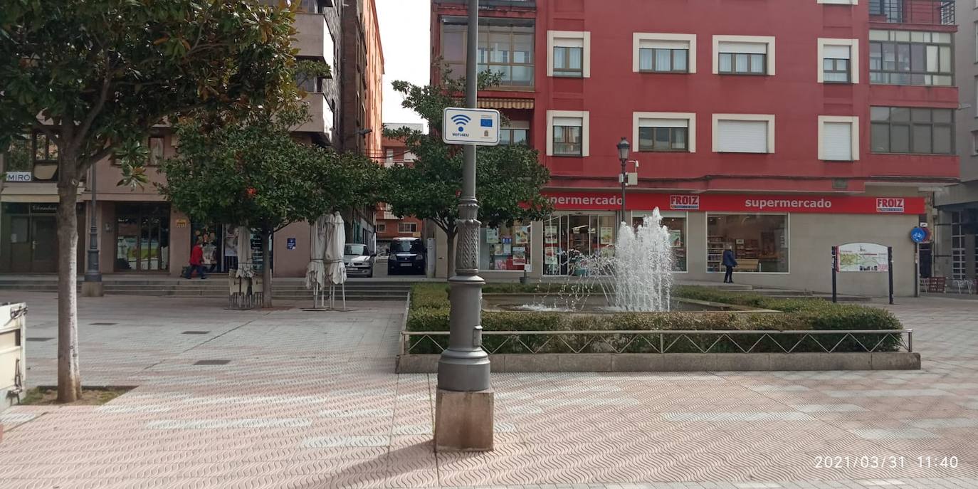 Los ponferradinos disponen ya de wifi gratis en las calles de la ciudad. Ponferrada ha activado un total de diez enclaves en lo que se permite la conexión gratuita para navegar por la red. Tan solo se necesario conectarse en la clave dispuesta al efecto WIFI4EU únicamente pinchando. «El acceso es muy sencillo y ya puede ser utilizado por todos», indicó la concejala de Territorio Inteligente, Mabel Fernández