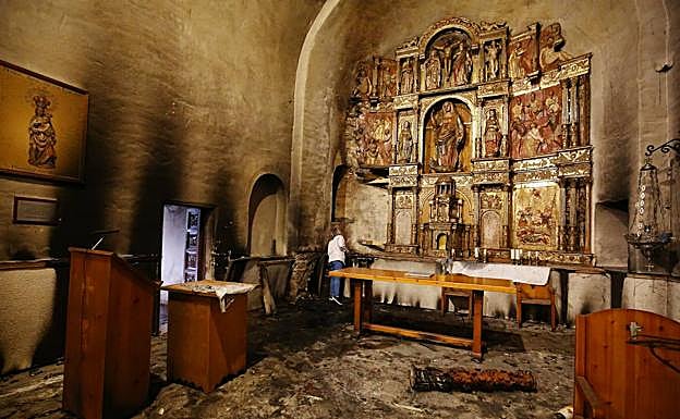 Imagen del estado del retablo tras el incendio.