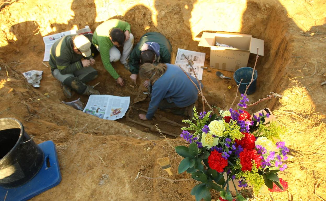 Imagen de la exhumación de víctimas del franquismo en la 'curva de Magaz'.