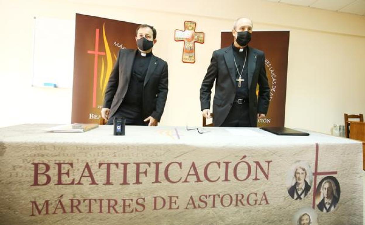 El obispo de Astorga, Jesús Fernández, junto al vicario general de la diócesis, José Luis Castro, durante la presentación de los actos en Ponferrada.