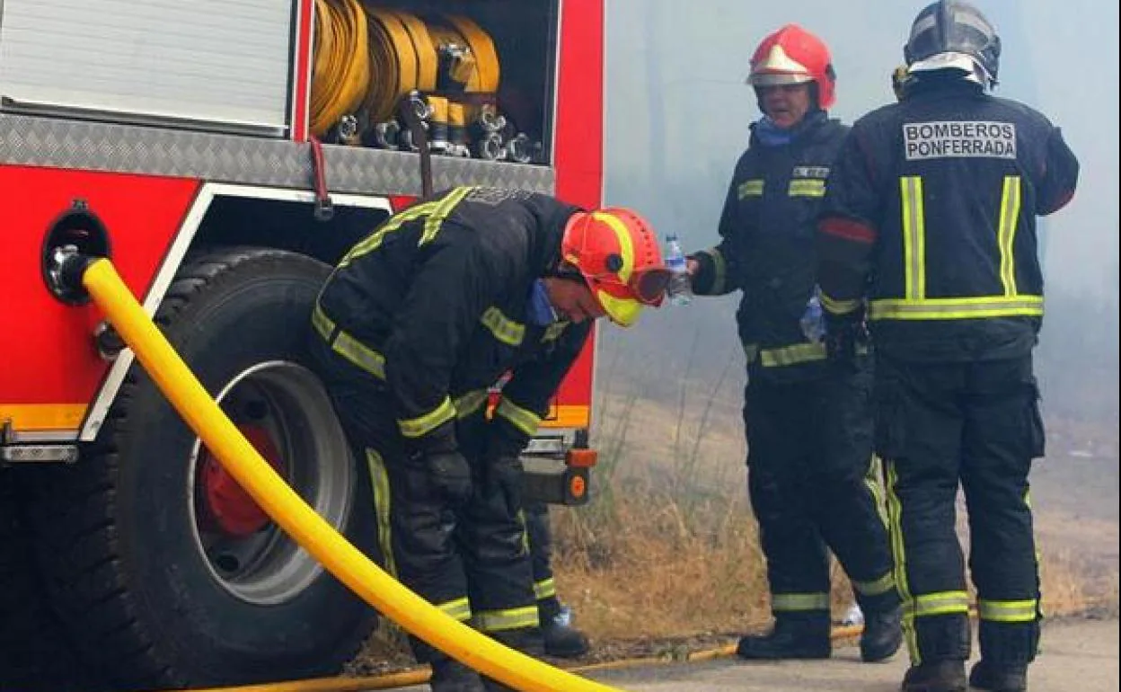 Efectivos del servicio de Bomberos de Ponferrada durante las labores para sofocar un incendio. 
