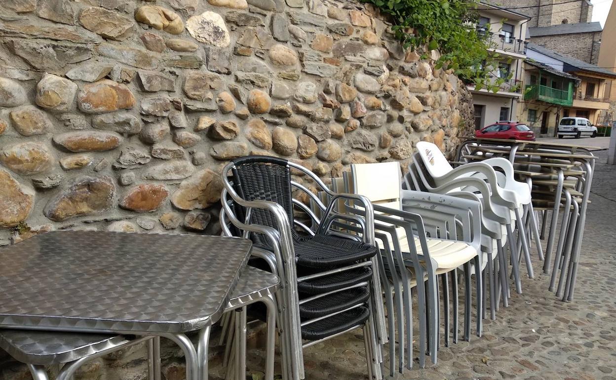 Mesas y sillas de un negocio hostelero en el casco antiguo de Ponferrada.