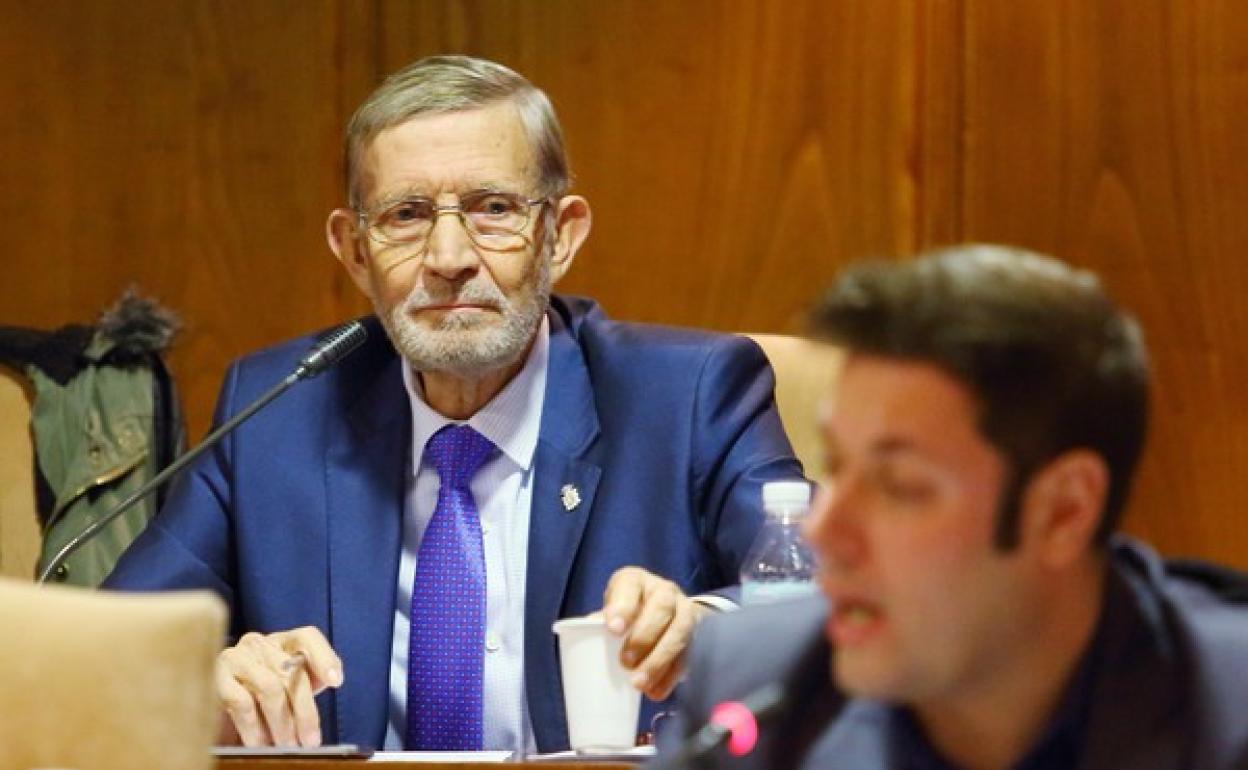 El portavoz municipal del PRB, Tarsicio Carballo, durante un pleno en Ponferrada.