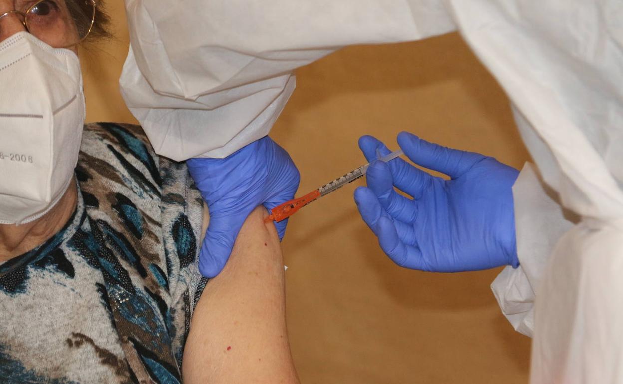 Una mujer es vacunada en el Palacio de Exposiciones. 