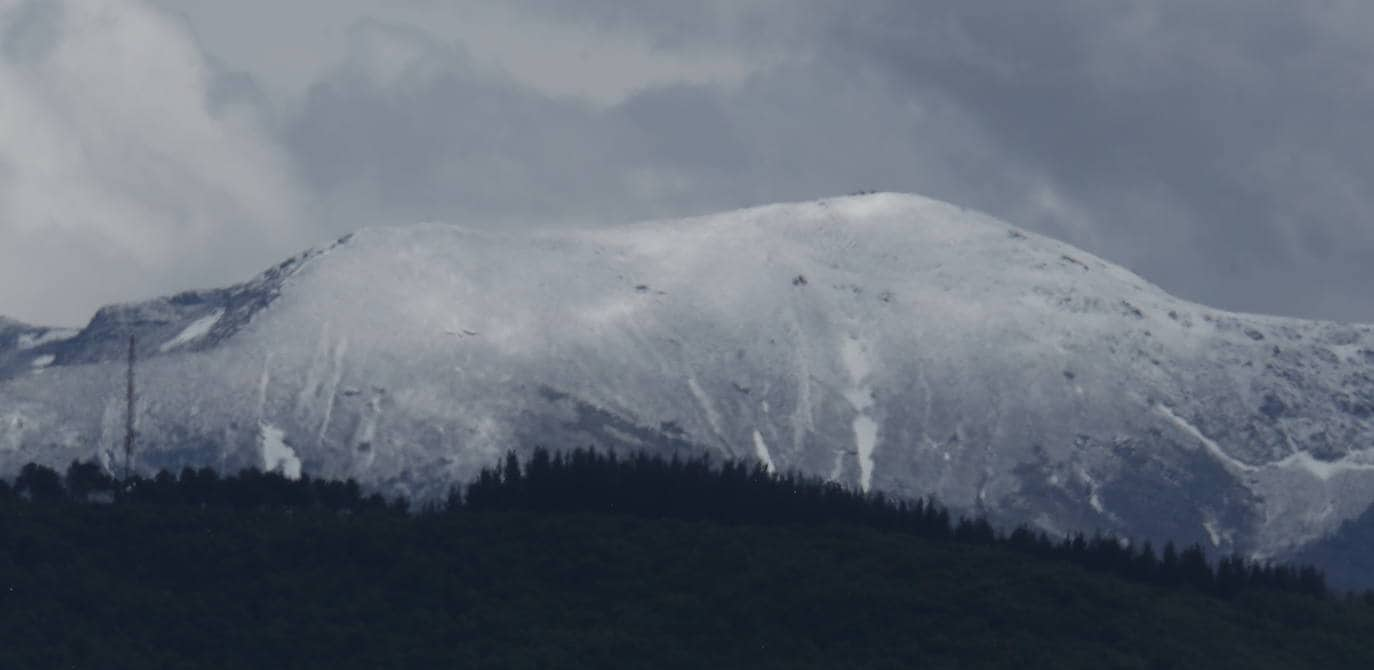 El Bierzo amanece con nevadas en las zonas más altas de esta zona de la provincia.