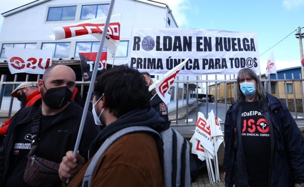 Concentración de los trabajadores de Aceros Roldán ante la factoría. 