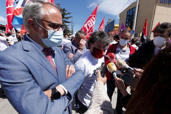 El alcalde de Ponferrada, Olegario Ramón (I) visitó a los trabajadores en huelga de Aceros Roldán. 